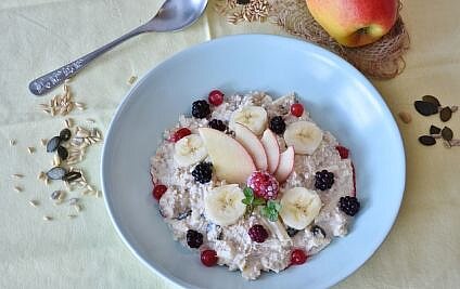 Yoghurt, Beeren, Obst & Nüsse in einer Schüssel