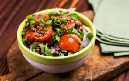 Linsensalat mit Gemüse. Gesunde Ernährung, vegetarisch und vegan 