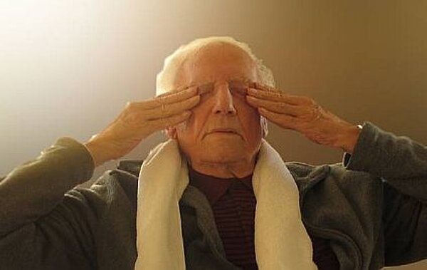 Gottfried Kleinmann mit seinen Hände vor den Augen