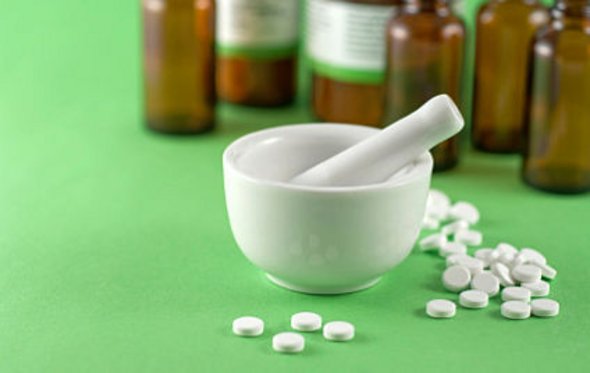 Schussler salt-homöopathische alternative Medizin mit Stößel und Mörser Schussler salt-homöopathische alternative Medizin mit Stößel und Mörser