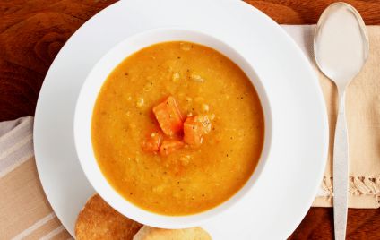 Suppe aus roten Linsen und Karotten