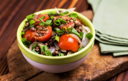 Linsensalat mit Gemüse. Gesunde Ernährung, vegetarisch und vegan Linsensalat mit Gemüse. Gesunde Ernährung, vegetarisch und vegan